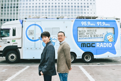 '별이 빛나는 밤에' DJ 산들(왼쪽)과 신성훈 PD