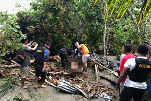 2019년 3월 17일 인도네시아 파푸아 주 자야푸라 군 센타니 지역의 홍수 피해 현장에서 경찰과 구조대원들이 주민의 시신을 발견해 옮길 준비를 하고 있다. [안타라=연합뉴스]