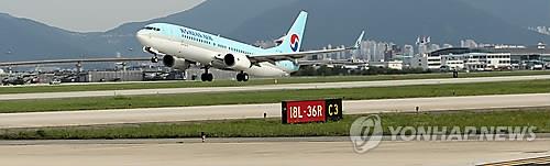 김해공항 활주로에서 이륙하는 여객기