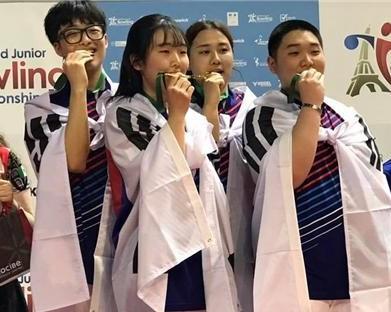 혼성 4인조에서 우승 합작한 지근(오른쪽) 등 한국 선수들