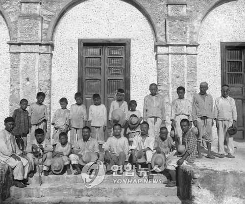 멕시코 이민 초기 에네켄 농장에서 일하던 한인 노동자들의 모습. [독립기념관 제공] 