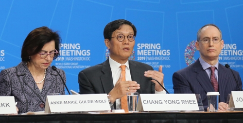 브리핑하는 이창용 IMF 국장