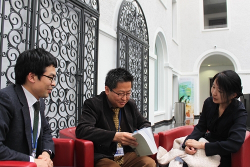 (제네바=연합뉴스) 이광철 특파원 = 세계무역기구(WTO) 후쿠시마 수산물 수입금지 승소 판정을 끌어내는데 현장에서 힘을 보탠 권혁우 주제네바대표부 참사관(가운데)과 노유경 부장판사(오른쪽), 윤영범 서기관(왼쪽)이 12일(현지시간) WTO 아트리움 홀에서 이야기를 나누고 있다. minor@yna.co.kr 2019.4.12