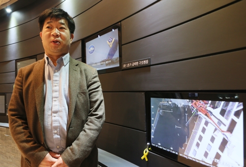 인터뷰하는 전태호 세월호 일반인 희생자 대책위원장