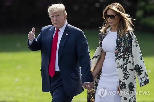 트럼프, 특검보고서 공개된 날 취재진에 '엄지척'
