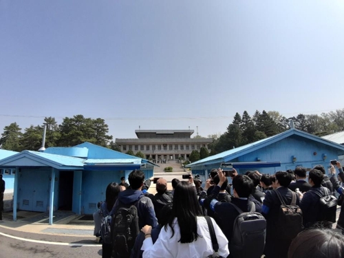 1일 오전 판문점을 견학하고 있는 내외신 기자들 .