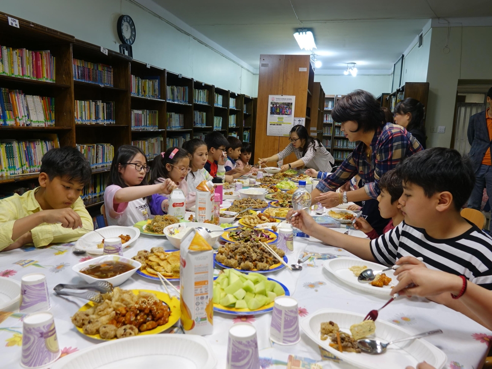 어린이날인 5일 학교와 학부모가 마련한 테헤란 한국학교의 점심 식사