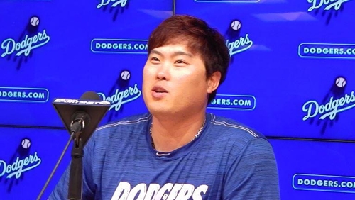 완봉승 후 인터뷰하는 류현진