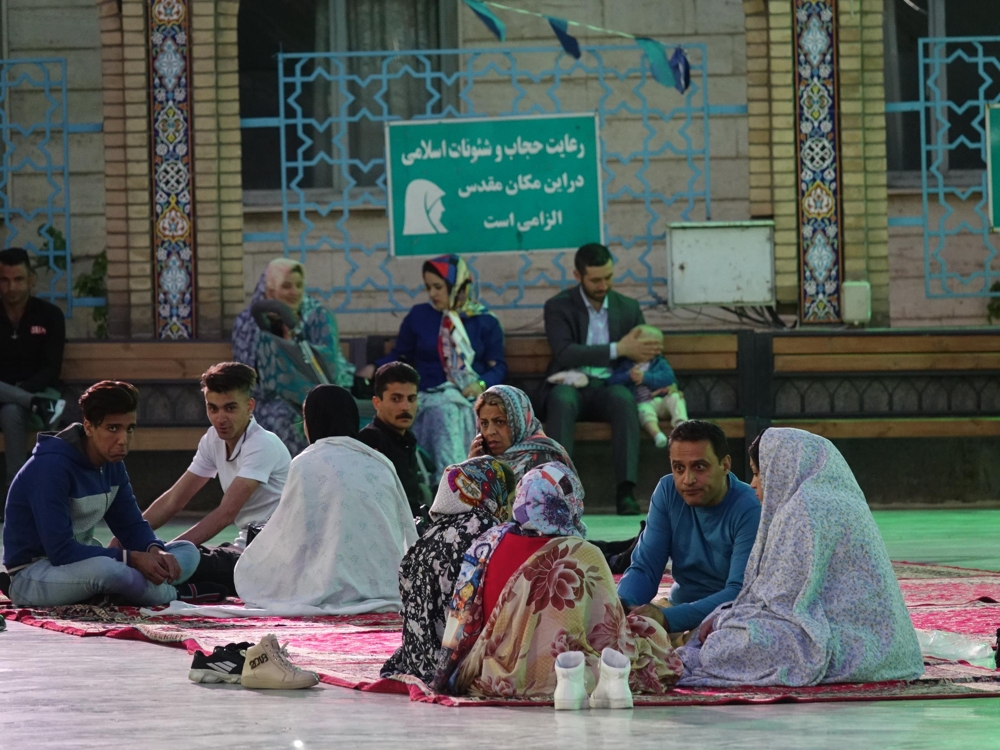 라마단 첫날인 7일 저녁 테헤란 이맘 자데 살레 사원에서 저녁을 먹는 시민들