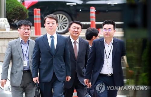 영장심사 출석하는 강신명-이철성 전 경찰청장
