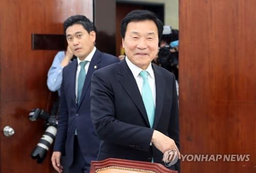 회의실 들어서는 손학규와 오신환 (서울=연합뉴스) 김인철 기자 = 바른미래당 손학규 대표(오른쪽)와 오신환 원내대표가 16일 오후 여의도 국회에서 비공개 만남을 위해 회의실로 들어서고 있다. 2019.5.16 yatoya@yna.co.kr(끝)