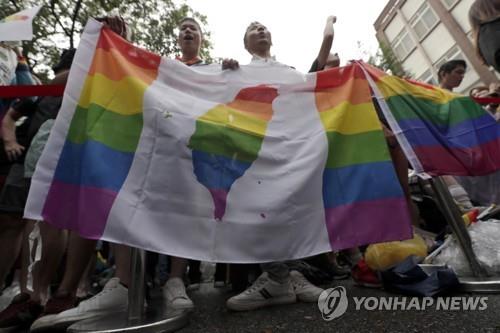 무지개 대만 깃발 든 동성 결혼 지지 시민들