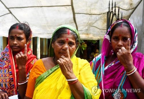 5월 19일 총선 투표 후 잉크가 묻은 손가락을 들어 인증샷 포즈를 취하는 인도 여성. [AFP=연합뉴스]