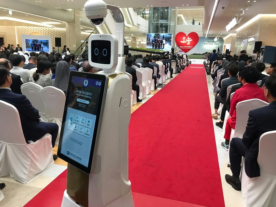 와이즈케어 '은평성모병원' 개원식…'AI 의료 지원 로봇' 공개 - 1