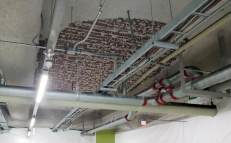 천장 마감재 일부가 떨어진 홈플러스 송도점 지하주차장