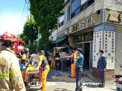 인도로 돌진해 가게 충돌