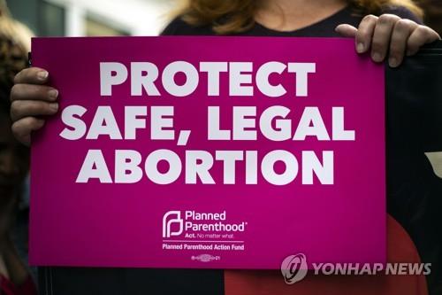 (캘리포이나 EPA=연합뉴스) 현지시간 21일 미국 캘리포니아주 웨스트 할리우드 시청 인근에서 열린 시위에서 한 여성이 안전하고 합법적으로 낙태할 권리를 옹호하는 문구를 들고 있다.