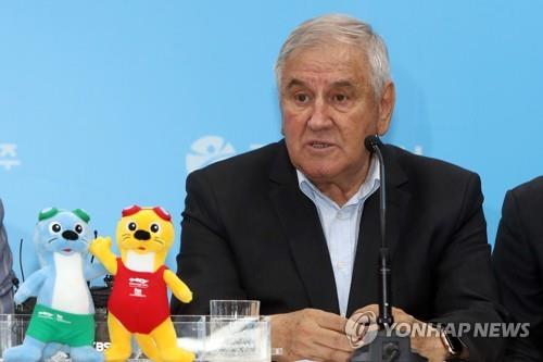 기자회견하는 FINA 사무총장