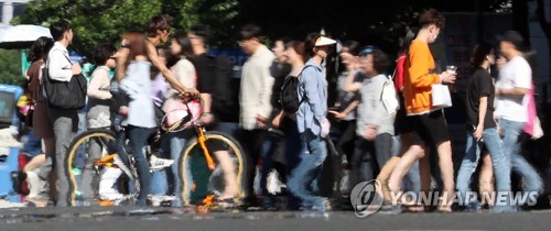 고온으로 아지랑이 피어오른 도심