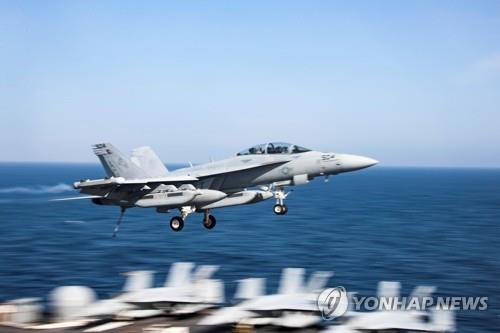 지난 22일 걸프 해역의 항공모함에서 훈련하는 미군의 F-18 전투기