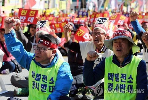 2015년 삼척원전 백지화 시민 총궐기대회에 참가한 이광우(앞줄 왼쪽)씨.