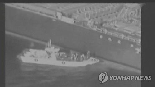 이란혁명수비대가 유조선에서 폭발물을 떼는 모습이라며 미군이 공개한 동영상