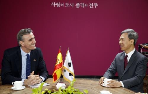 후안 이그나시오 모로 주한스페인대사(왼쪽)와 김승수 전주시장 