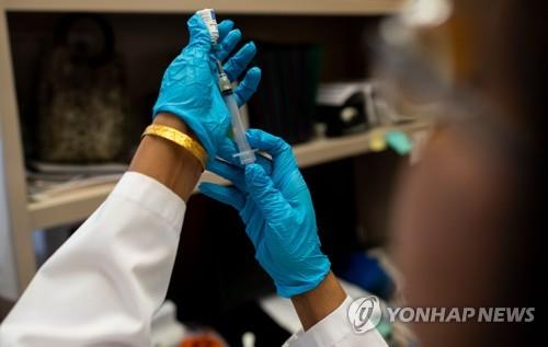 홍역 백신을 준비하는 간호사[AFP=연합뉴스 자료사진]
