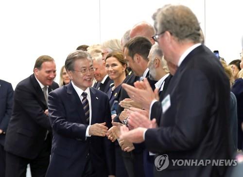 한-스웨덴 비즈니스 서밋 참석자들과 인사하는 양국 정상