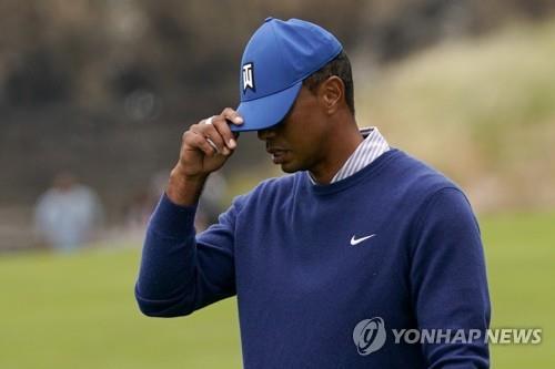 고개 숙인 타이거 우즈.