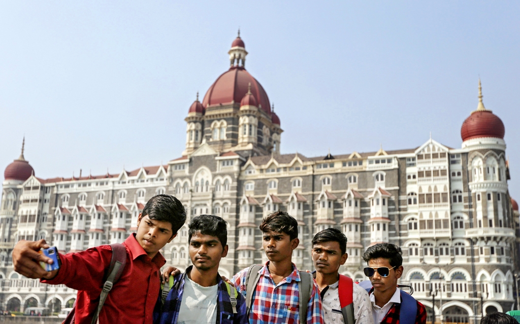 테러가 일어났던 타지마할 호텔 앞에서 사진을 찍는 인도 청년들 [EPA=연합뉴스]