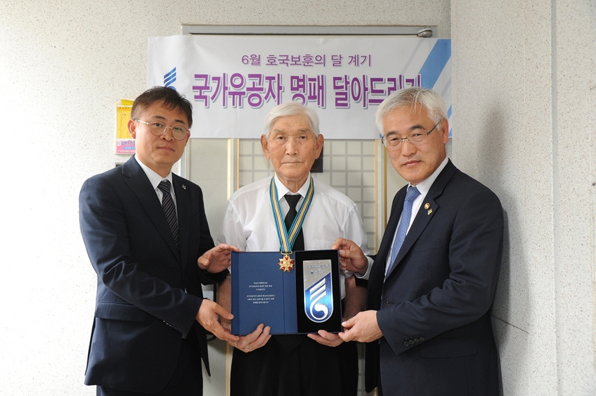김종석 기상청장(오른쪽)과 최형식 애국지사(가운데)