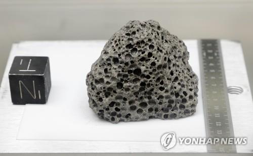 질소가 들어있는 압력 용기에 보관된 35억년 된 고대 현무암