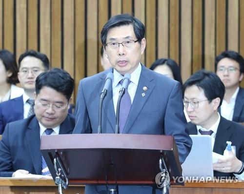 현안보고하는 박상기 법무부 장관 (서울=연합뉴스) 김주형 기자 = 박상기 법무부 장관이 27일 오후 열린 국회 사법개혁특별위원회 전체회의에 참석해 현안보고를 하고 있다. 2019.6.27 kjhpress@yna.co.kr