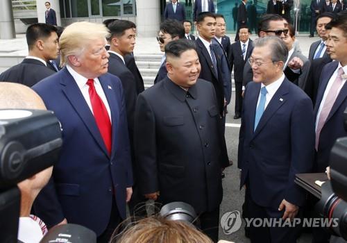 얘기 나누는 남북미 정상