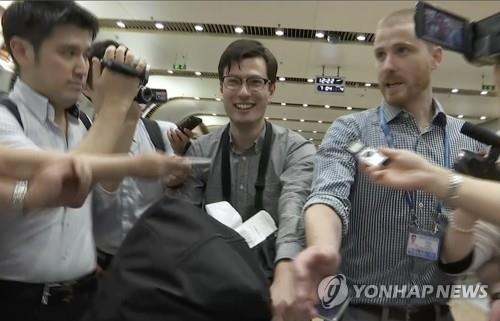 북한에 억류됐다가 풀려난 호주 유학생이 베이징 공항에 도착했다