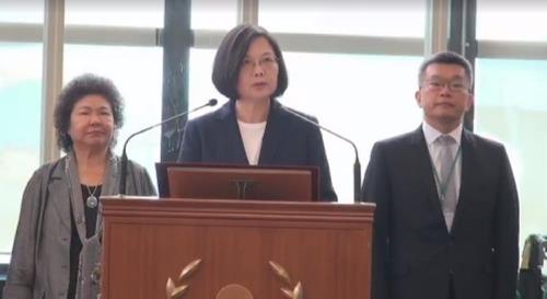 출국 전 기자회견 중인 차이잉원 대만만 총통