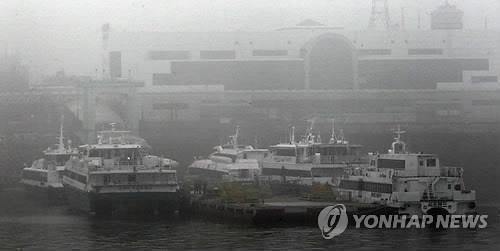 짙은 안개로 대기 중인 여객선