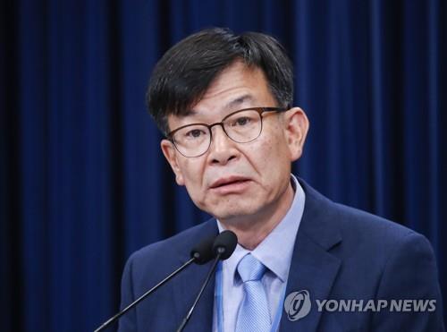 최저임금 관련 설명하는 김상조 정책실장