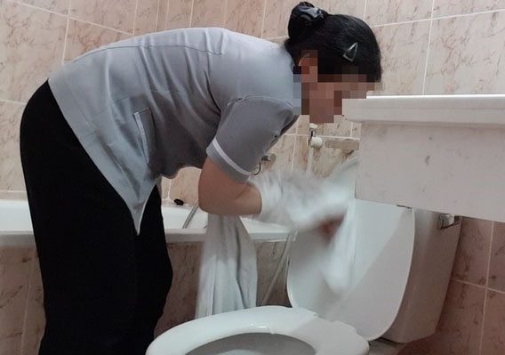 수건으로 변기 닦는 베트남 호텔 청소부