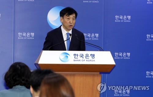금리 인하 배경 설명하는 이주열 한은 총재