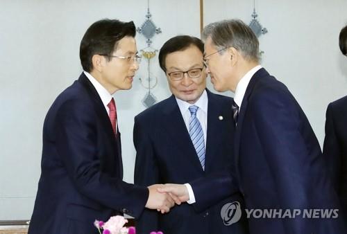 인사 나누는 문 대통령과 황교안 자유한국당 대표