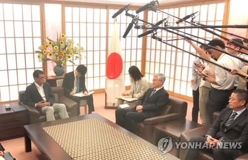 고노 외무상과 대화하는 남관표 주일 한국대사