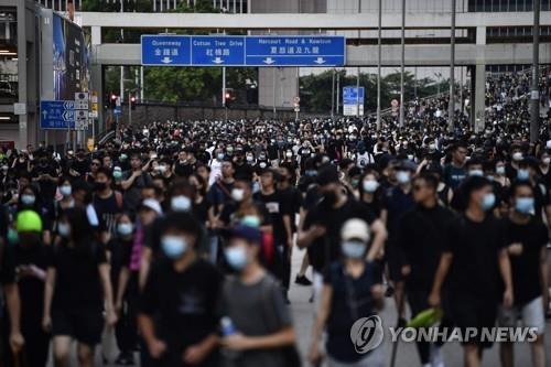 검은 옷 입은 홍콩 송환법 반대 시위대