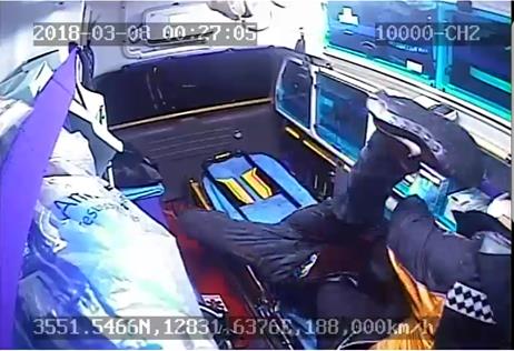 소방대원에 발길질 하는 남성