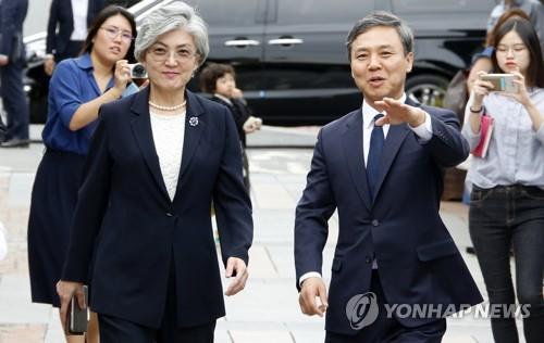 강경화 외교부 장관에게 전주 한옥마을 설명하는 김승수 전주시장