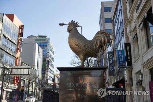춘천 닭갈비 골목에 세워진 조형물