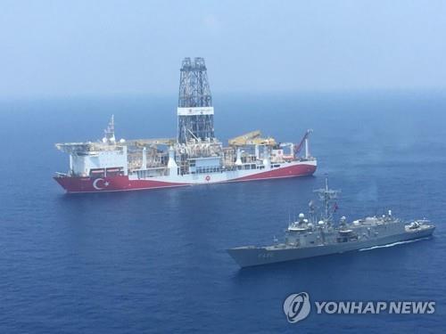 키프로스 연안에 투입된 터키 시추선과 터키해군의 호위함