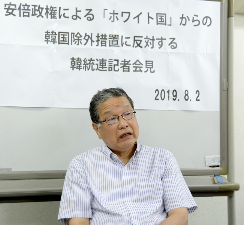 (도쿄 교도=연합뉴스) 손형근 한통련 의장이 2일 도쿄 지요다구에서 기자회견을 열고 한국을 '백색국가'에서 제외하기로 결정한 아베 정부를 규탄하고 있다. 