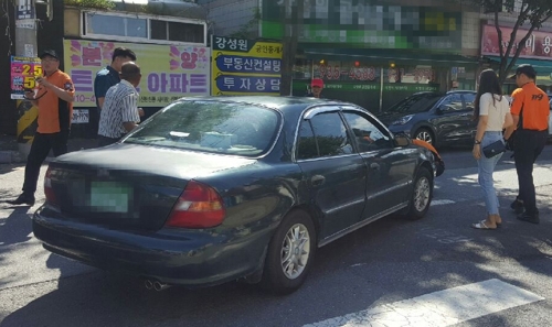 승용차에 깔린 할머니 구조